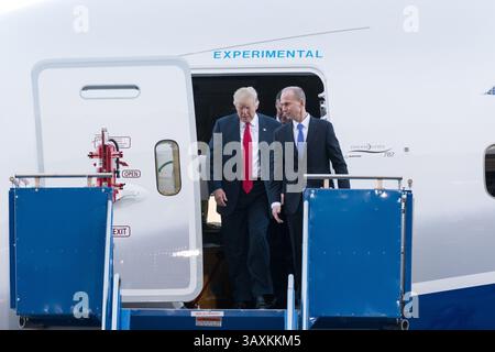 17. Februar 2017: North Charleston, SC, Vereinigte Staaten von Amerika - US-Präsident Donald Trump und Boeing-CEO Dennis Muilenburg, rechts, nachdem er am 17. Februar 2016 die neue Boeing 787-10 Dreamliner-Maschine in der Boeing-Fabrik in North Charleston, SC, besucht hatte. Trump ist in der Fabrik für die Einführung des neuen Flugzeugs. (Bild: © Richard Ellis Via ZUMA Wire) Stockfoto