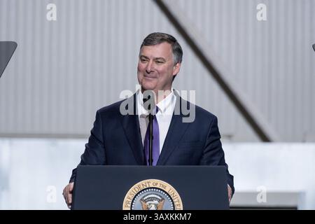 17. Februar 2017 – North Charleston, SC, USA – Kevin McAllister, CEO von Boeing Commercial Aircraft, spricht seine Mitarbeiter während der Einführungszeremonie für das neue Boeing 787-10 Dreamliner-Flugzeug im Werk Boeing am 17. Februar 2016 in North Charleston, SC. Präsident Donald Trump war der Hauptredner der Veranstaltung. (Bild: © Richard Ellis Via ZUMA Wire) Stockfoto