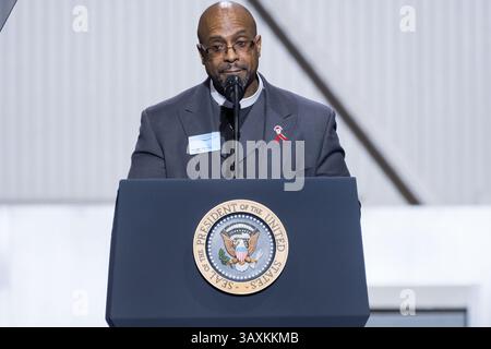 17. Februar 2017: North Charleston, SC, Vereinigte Staaten von Amerika - Reverend Eric Manning von der Mutter Emanuel AME Church spricht ein Gebet während der Premiere des neuen Boeing 787-10 Dreamliner Flugzeugs in der Boeing-Fabrik am 17. Februar 2016 in North Charleston, SC. (Bild: © Richard Ellis Via ZUMA Wire) Stockfoto