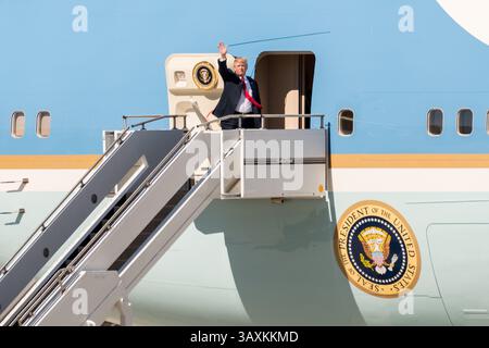 23. Februar 2017: North Charleston, SC, Vereinigte Staaten von Amerika – US-Präsident Donald Trump winkt, als er am 17. Februar 2016 in der Boeing-Fabrik in North Charleston, SC, an Bord der Air Force One geht. Trump war in Charleston für die Einführung der neuen Boeing 787-10 Dreamliner. (Bild: © Richard Ellis Via ZUMA Wire) Stockfoto