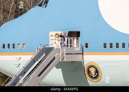23. Februar 2017: North Charleston, SC, Vereinigte Staaten von Amerika – US-Präsident Donald Trump winkt, als er am 17. Februar 2016 in der Boeing-Fabrik in North Charleston, SC, an Bord der Air Force One geht. Trump war in Charleston für die Einführung der neuen Boeing 787-10 Dreamliner. (Bild: © Richard Ellis Via ZUMA Wire) Stockfoto
