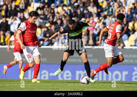 Cascais, Portugal. April 2025. Yanis Begraoui von Estoril Praia SAD, Paulo Oliveira und Francisco Chissumba vom SC Braga im Spiel der Liga Portugal Betclic zwischen Estoril Praia SAD und SC Braga im Estadio Antonio Coimbra da Mota. (Endpunktzahl: Estoril Praia SAD 0 - 2 SC Braga). (Foto: David Martins/SOPA Images/SIPA USA) Credit: SIPA USA/Alamy Live News Stockfoto