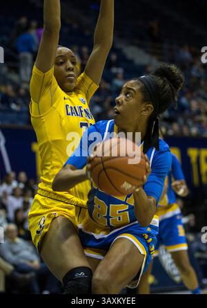 Februar 2017 - Berkeley, KALIFORNIEN, USA UCLA Stürmer Monique Billings (25) fährt während des NCAA Women's Basketball Spiels zwischen UCLA Bruins und den California Golden Bears 77-80 verloren im Hass Pavilion Berkeley Calif Thurman James/CSM(Credit Image: &Copy; Thurman James/CSM via ZUMA Wire) Stockfoto