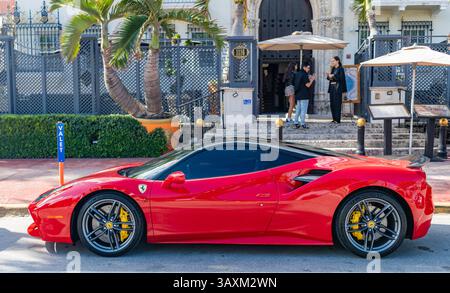 Miami, Florida, USA - 22. Dezember 2024: 2016 roter Ferrari 488 GTB Gran Turismo Berlinetta Supersportwagen. Luxuswagen Ferrari Berlinetta. Auto Ferrari Stockfoto