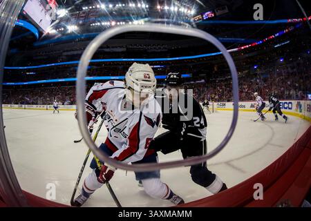 5. Februar 2017: Andre Burakovsky (65) versucht im Verizon Center in Washington, District of Columbia gegen Derek Forbort (24) zu kämpfen. Scott Taetsch/CSM(Kreditbild: &Copy; Scott Taetsch/CSM via ZUMA Wire) Stockfoto
