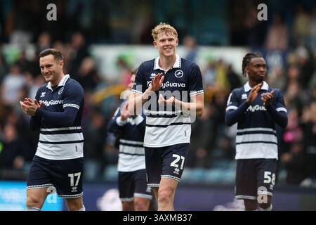 LONDON, Großbritannien - 21. April 2025: Josh Coburn aus Millwall applaudiert den Fans nach dem EFL Championship-Spiel zwischen Millwall FC und Norwich City FC in den (Credit: Craig Mercer/ Alamy Live News) Stockfoto