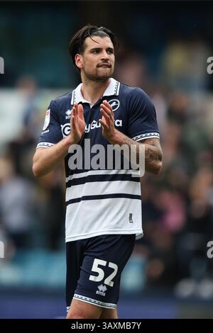 LONDON, UK - 21. April 2025: Tristan Crama aus Millwall applaudiert den Fans nach dem EFL Championship Spiel zwischen Millwall FC und Norwich City FC in den (Credit: Craig Mercer/ Alamy Live News) Stockfoto