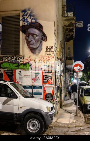 Eine Mischung aus Streetart, antifacistischen Plakaten und Graffiti bedecken eine Wand im beliebten Studentenviertel Exarcheia in Athen, Griechenland. Stockfoto