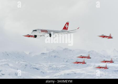 12. Februar 2017: Die neue Bombardier C Series der Swiss Air und das Air Forces Air Display Team Patrouille Suisse veranstalteten vor der Abfahrt der Frauen bei der FIS Alpine Ski World Championships eine Airshow. Foto Sydney Low(Bild: &Copy; Sydney Low/CSM via ZUMA Wire) Stockfoto