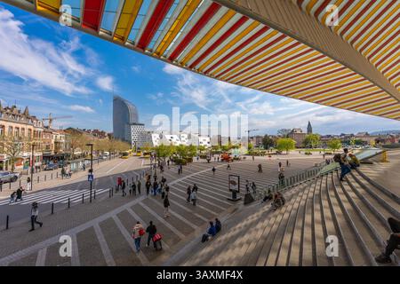 Lüttich, Belgien, 20.04.2025, Stadt Lüttich vom Bahnhof Lüttich-Guillemins aus gesehen, dem wichtigsten Verkehrsknotenpunkt der Stadt Stockfoto