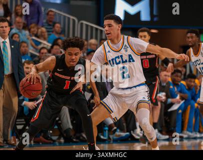12. Februar 2017 Los Angeles, CA..UCLA Guard (2) Lonzo Ball bewacht die Oregon State Guard (1) Stephen Thompson Jr. während des Spiels zwischen den Oregon State Beavers gegen die UCLA Bruins im Pauley Pavilion in Los Angeles, Kalifornien. UCLA besiegte Oregon State 78-60.. (Obligatorische Gutschrift: Juan Lainez / MarinMedia / Cal Sport Media)(Kreditbild: &Copy; Juan Lainez / Marinmedia / CSM/CSM via ZUMA Wire) Stockfoto