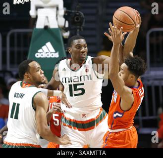 18. Februar 2017: Coral Gables, FL, USA – Miamis Bruce Brown (11) und Ebuka Izundu (15) verteidigen am Samstag, 18. Februar 2017, im Watsco Center in Coral Gables, Florida, gegen Clemson's Marcquise Reed. Miami gewann 71:65. (Bild: © Al Diaz/TNS via ZUMA Wire) Stockfoto