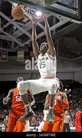 18. Februar 2017 - Coral Gables, FL, USA - Miamis Ebuka Izundu (15) taucht in der ersten Halbzeit gegen Clemson im Watsco Center in Coral Gables, Florida, am Samstag, den 18. Februar 2017. Miami gewann 71:65. (Bild: © Al Diaz/TNS via ZUMA Wire) Stockfoto