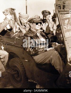 16. September 1950: Inchon, Südkorea - US-General Douglas MacArthur, Vizeadmiral Arthur Struble und Generalmajor Oliver P. Smith nutzen einen Jeep, um die Hafenanlagen während der Invasion von Inchon im Koreakrieg am 16. September 1950 zu inspizieren. (Bild: © US Navy/Planet Pix via ZUMA Wire) Stockfoto