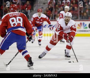 9. Februar 2017: Detroit Red Wings Center #43 Darren Helm sucht einen Weg um Washington Capitals Verteidiger #88 Nate Schmidt während eines NHL-Spiels zwischen den Washington Capitals und den Detroit Red Wings im Verizon Center in Washington DC. Justin Cooper/CSM(Kreditbild: &Copy; Justin Cooper/CSM via ZUMA Wire) Stockfoto