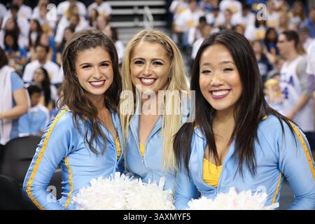 9. Februar 2017: UCLA-Cheerleader posieren für ein Foto vor dem Spiel zwischen den #5 Oregon Ducks und den #10 UCLA Bruins, Pauley Pavilion, Los Angeles, CA (Credit Image: &Copy; Peter Joneleit/CSM via ZUMA Wire) Stockfoto