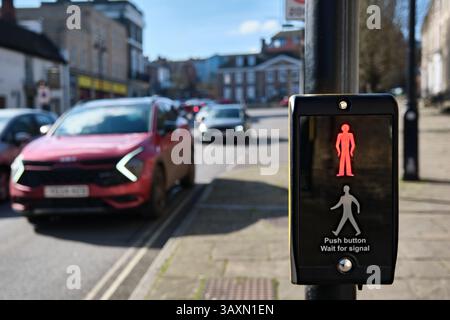 Eine Fußgängerüberquerung, die einen roten Mann in Bury St Edmunds zeigt. Taster drücken, auf Signal warten Stockfoto