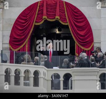 20. Januar 2017: Washington, District of Columbia, U.. S - Präsident Donald Trump gibt ein hochgezogenes Faustzeichen, als er zurück ins Kapitol geht und seine Antrittsrede an die Nation hält (Credit Image: © Mark Reinstein Via ZUMA Wire) Stockfoto