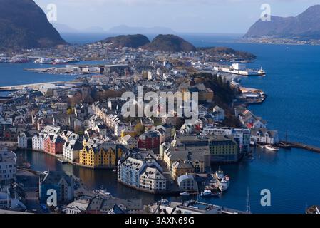 Ålesund ist eine Hafenstadt an Norwegens Westküste, am Eingang des Geirangerfjords. Stockfoto