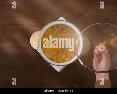 Gemüsesuppe mit Karotten, Zwiebeln und Kartoffeln. Stockfoto