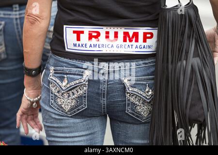 30. August 2016: Everett, Washington/King County, Vereinigte Staaten – Everett, Washington: Unterstützer trägt einen Stoßaufkleber bei der Donald J. Trump for President Rally in der Xfinity Arena. (Bild: © Paul Gordon via ZUMA Wire) Stockfoto