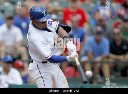31. August 2016: Arlington, TX, USA – Carlos Gomez der Texas Rangers trifft am Mittwoch, 31. August 2016 in Arlington, Texas einen Grand Slam im vierten Inning gegen die Seattle Mariners. (Bild: © Khampha Bouaphanh/TNS via ZUMA Wire) Stockfoto