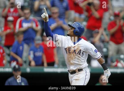 31. August 2016: Arlington, TX, USA – Carlos Gomez der Texas Rangers feiert seinen Grand Slam im vierten Inning gegen die Seattle Mariners im MLB-Baseball am Mittwoch, 31. August 2016 in Arlington, Texas. (Bild: © Khampha Bouaphanh/TNS via ZUMA Wire) Stockfoto