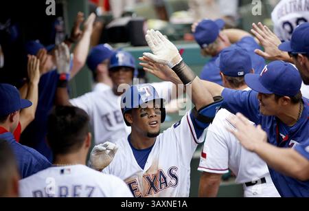 31. August 2016: Arlington, TX, USA – Carlos Gomez der Texas Rangers wird nach seinem Grand Slam im vierten Inning gegen die Seattle Mariners im MLB-Baseball am Mittwoch, 31. August 2016 in Arlington, Texas, gratuliert. (Bild: © Khampha Bouaphanh/TNS via ZUMA Wire) Stockfoto