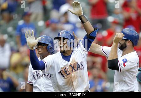 31. August 2016: Arlington, TX, USA – Carlos Gomez der Texas Rangers wird nach seinem Grand Slam im vierten Inning gegen die Seattle Mariners im MLB-Baseball am Mittwoch, 31. August 2016 in Arlington, Texas, gratuliert. (Bild: © Khampha Bouaphanh/TNS via ZUMA Wire) Stockfoto