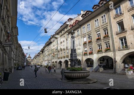 Bern, Schweiz - 2. Oktober 2024 - Kramgasse Hauptstraße in der Altstadt mit Kreuzgassbrunnen - Kreuzgassbrunnen. Stockfoto