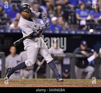 31. August 2016 – Kansas City, MO, USA – Starlin Castro der New York Yankees reiht sich am Mittwoch, 31. August 2016, im Kauffman Stadium in Kansas City, Mo., im 13. Inning eines Sieges 5-4 gegen die Kansas City Royals ein Doppelpack ein (Credit Image: © John Sleezer/TNS via ZUMA Wire) Stockfoto
