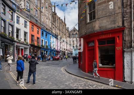 Edinburgh, Schottland, Vereinigtes Königreich - 9. Mai 2023: Menschen an der Victoria Street und am West Bow im historischen Stadtzentrum, berühmte, gewundene Stadtstraße im Ol Stockfoto