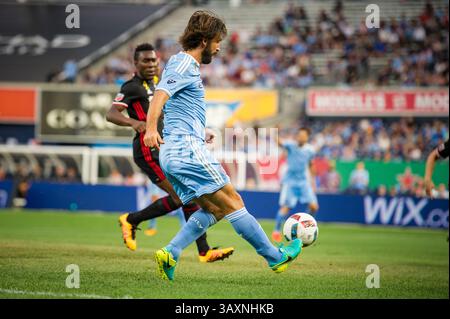 September 2016: Bronz, New York, USA S - Mittelfeldspieler ANDREA PIRLO (21) des New York City FC kreuzt den Ball während des regulären Saisonspiels im Yankee Stadium in der Bronx, NY. (Bild: © Mark Smith Via ZUMA Wire) Stockfoto