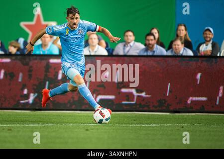 September 2016: Bronz, New York, USA S - DAVID VILLA (7), Stürmer des New York City FC, will den Ball während des regulären Saisonspiels im Yankee Stadium in der Bronx, NY, überqueren (Bild: © Mark Smith Via ZUMA Wire) Stockfoto
