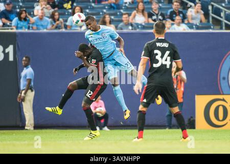 September 2016: Bronz, New York, USA JEFFERSON MENA (23) führt den Ball über PATRICK NYARKO (12) während des regulären Saisonspiels im Yankee Stadium in der Bronx, NY. (Credit Image: © Mark Smith Via ZUMA Wire) Stockfoto