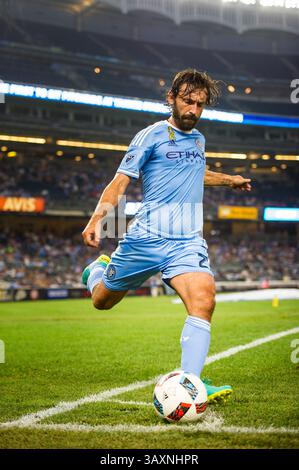 September 2016: Bronz, New York, USA S - New York City FC Mittelfeldspieler ANDREA PIRLO (21) tritt während des regulären Saisonspiels im Yankee Stadium in der Bronx, NY, ein (Bild: © Mark Smith Via ZUMA Wire) Stockfoto