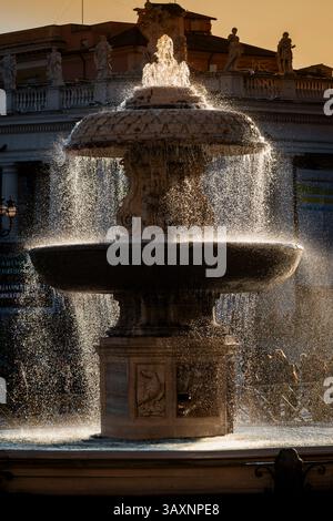 Petersplatz, Kolonnade und Basilika. Stockfoto