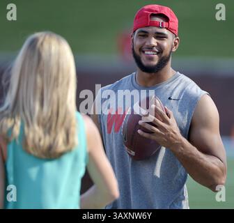 23. September 2016: Dallas, TX, USA - der südwestliche Methodist Quarterback Matt Davis spricht mit einem Reporter vor einem Spiel gegen Texas Christian im Gerald J. Ford Stadium in Dallas am Freitag, 23. September 2016. (Kreditbild: © Max Faulkner/TNS via ZUMA Wire) Stockfoto