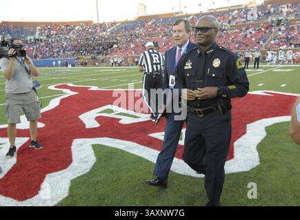 23. September 2016 – Dallas, TX, USA – der Polizeichef von Dallas, David Brown, führt den Münzwurf durch, als Texas Christian am Freitag, den 23. September 2016, Southern Methodist im Gerald J. Ford Stadium in Dallas besucht. (Kreditbild: © Max Faulkner/TNS via ZUMA Wire) Stockfoto