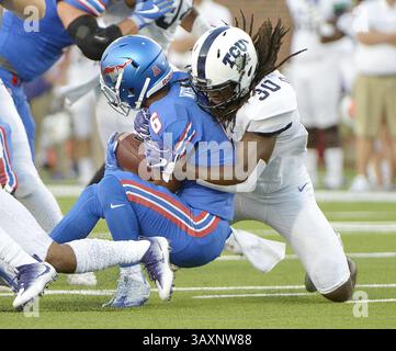 23. September 2016 – Dallas, TX, USA – Texas Christian Safety Denzel Johnson (30) stoppt am Freitag, 23. September 2016 im Gerald J. Ford Stadium in Dallas den Southern Methodist, der Braeden West (6) zurückrennt. (Kreditbild: © Max Faulkner/TNS via ZUMA Wire) Stockfoto