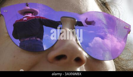 23. September 2016 – Dallas, TX, USA – Big Tex spiegelt sich in Simone Elices' Sonnenbrille mit der State Fair of Texas, die eine Woche entfernt ist, wieder, als die Crews am Freitag, den 23. September 2016, die berühmte Statue am nördlichen Ende des Midway in Dallas aufstellten. (Bild: © Paul Moseley/TNS via ZUMA Wire) Stockfoto