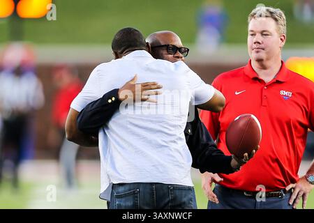 September 2016 – Dallas, Texas, USA S - Dallas Police Chief David Brown und der ehemalige Dallas Cowboy Darren Woodson, in Aktion vor dem Spiel zwischen den TCU Horned Frogs und den SMU Mustangs im Gerald J. Ford Stadium in Dallas, Texas. (Bild: © Dan Wozniak via ZUMA Wire) Stockfoto
