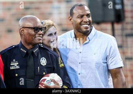 September 2016 – Dallas, Texas, USA S - Dallas Police Chief David Brown und der ehemalige Dallas Cowboy Darren Woodson, in Aktion vor dem Spiel zwischen den TCU Horned Frogs und den SMU Mustangs im Gerald J. Ford Stadium in Dallas, Texas. (Bild: © Dan Wozniak via ZUMA Wire) Stockfoto