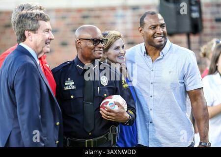 September 2016 – Dallas, Texas, USA S - Dallas Police Chief David Brown und der ehemalige Dallas Cowboy Darren Woodson, in Aktion vor dem Spiel zwischen den TCU Horned Frogs und den SMU Mustangs im Gerald J. Ford Stadium in Dallas, Texas. (Bild: © Dan Wozniak via ZUMA Wire) Stockfoto