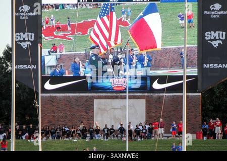 September 2016 – Dallas, Texas, USA S – Eine Gruppe von Fans kniet während der Nationalhymne vor dem Spiel zwischen den TCU Horned Frogs und den SMU Mustangs im Gerald J. Ford Stadium in Dallas, Texas. (Bild: © Dan Wozniak via ZUMA Wire) Stockfoto