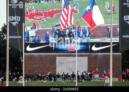 September 2016 – Dallas, Texas, USA S – Eine Gruppe von Fans kniet während der Nationalhymne vor dem Spiel zwischen den TCU Horned Frogs und den SMU Mustangs im Gerald J. Ford Stadium in Dallas, Texas. (Bild: © Dan Wozniak via ZUMA Wire) Stockfoto