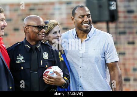 September 2016 – Dallas, Texas, USA S - Dallas Police Chief David Brown und der ehemalige Dallas Cowboy Darren Woodson, in Aktion vor dem Spiel zwischen den TCU Horned Frogs und den SMU Mustangs im Gerald J. Ford Stadium in Dallas, Texas. (Bild: © Dan Wozniak via ZUMA Wire) Stockfoto