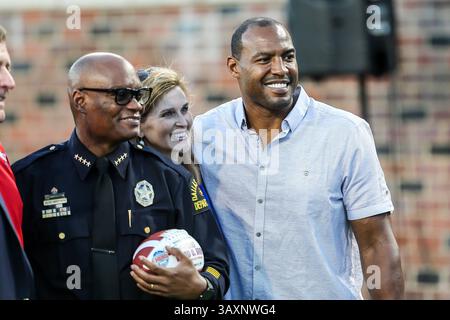 September 2016 – Dallas, Texas, USA S - Dallas Police Chief David Brown und der ehemalige Dallas Cowboy Darren Woodson, in Aktion vor dem Spiel zwischen den TCU Horned Frogs und den SMU Mustangs im Gerald J. Ford Stadium in Dallas, Texas. (Bild: © Dan Wozniak via ZUMA Wire) Stockfoto