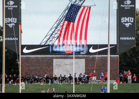 September 2016 – Dallas, Texas, USA S – Eine Gruppe von Fans kniet während der Nationalhymne vor dem Spiel zwischen den TCU Horned Frogs und den SMU Mustangs im Gerald J. Ford Stadium in Dallas, Texas. (Bild: © Dan Wozniak via ZUMA Wire) Stockfoto