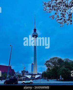 Der Berliner Fernsehturm durchsticht den Abendhimmel über dem Alexanderplatz Stockfoto